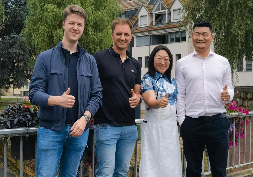EZLEE-client-visiting2