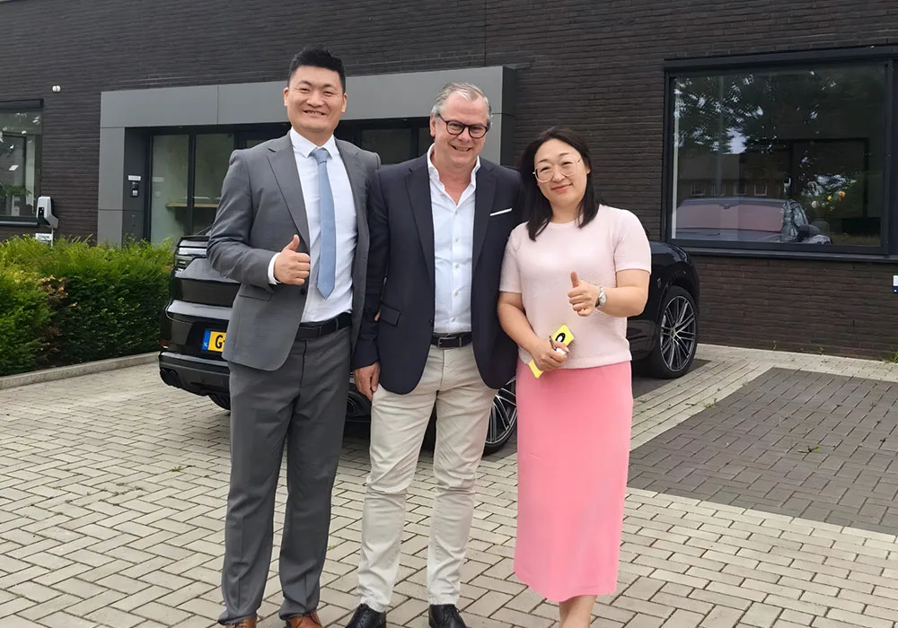EZLEE-client-visiting3